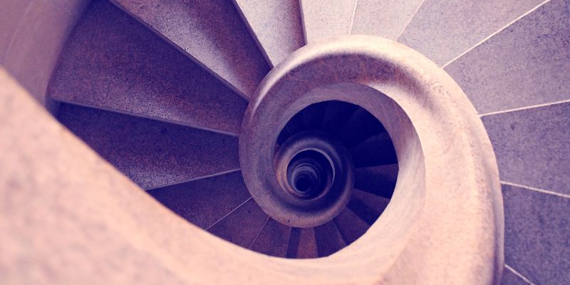 Escalier en colimaçon vue de dessus, métaphore de l'évolution professionnelle et du cheminement personnel d'Isabelle Fournier.
