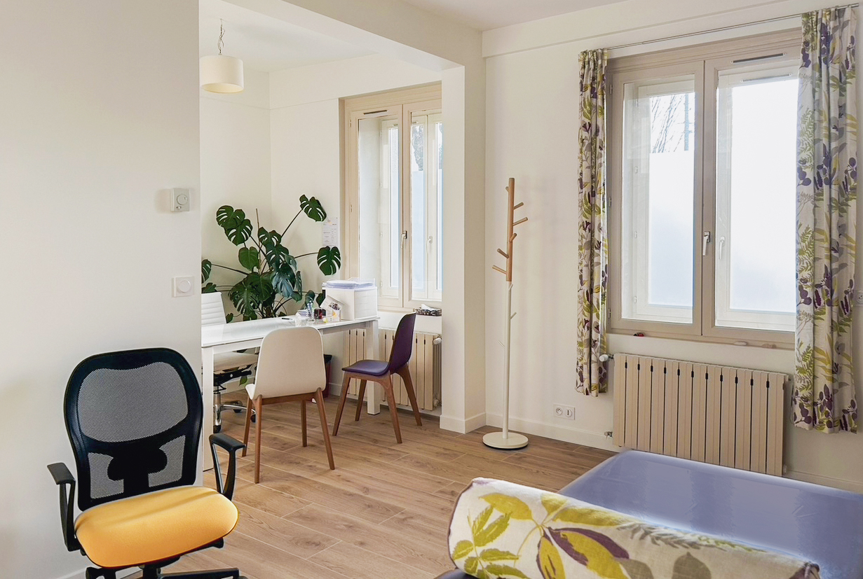 Intérieur du cabinet d'Isabelle Fournier, spacieux et lumineux, avec une décoration épurée favorisant la détente et la réflexion.